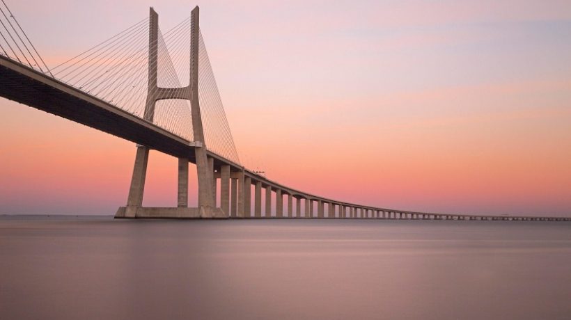 The longest bridge in the world is in China, it measures 164 kilometers and is 30 meters high