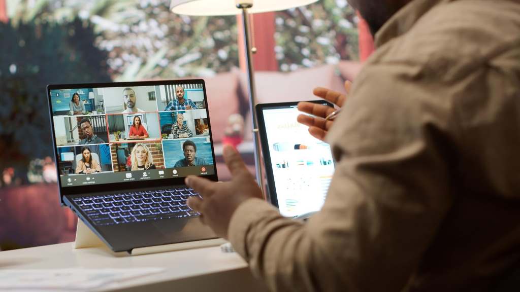 manage time zones in remote teams